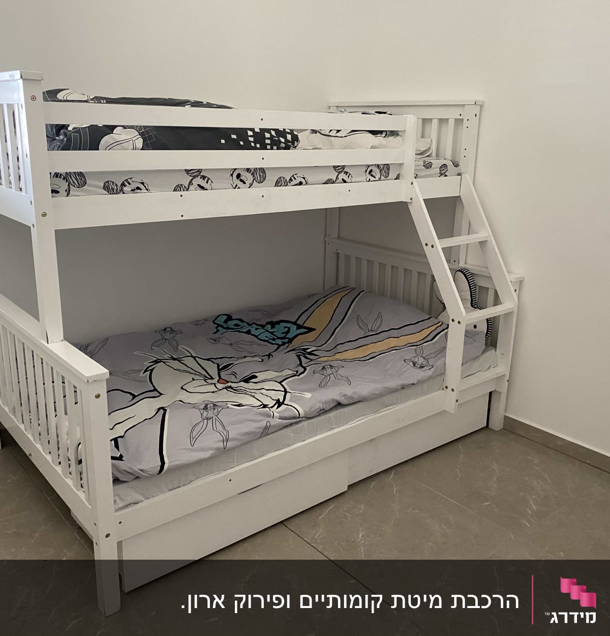 מיטת קומותיים לבנה עם סולם בצד